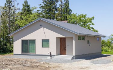 自然に囲まれた三角屋根の平屋