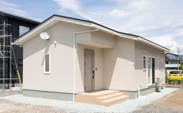 やさしい光に包まれる、ナチュラルカラーの平屋